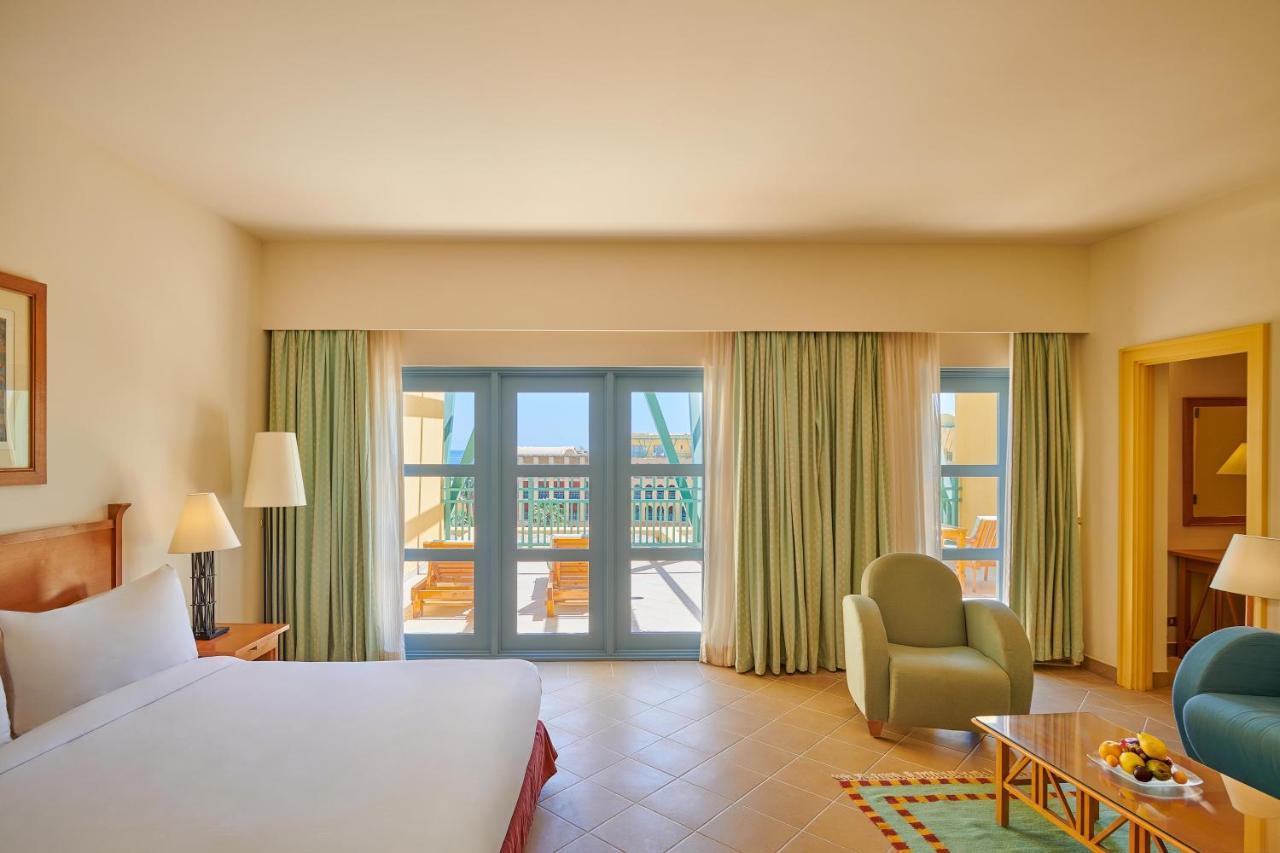 Strand Beach Resort Taba Exterior foto A room at the Hilton Sharm El Sheikh