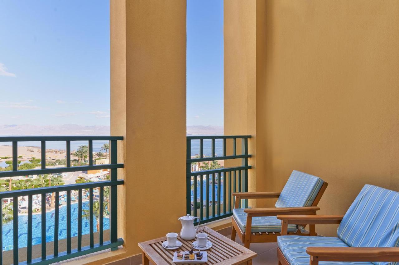 Strand Beach Resort Taba Exterior foto A balcony at the Hilton Sharm El Sheikh