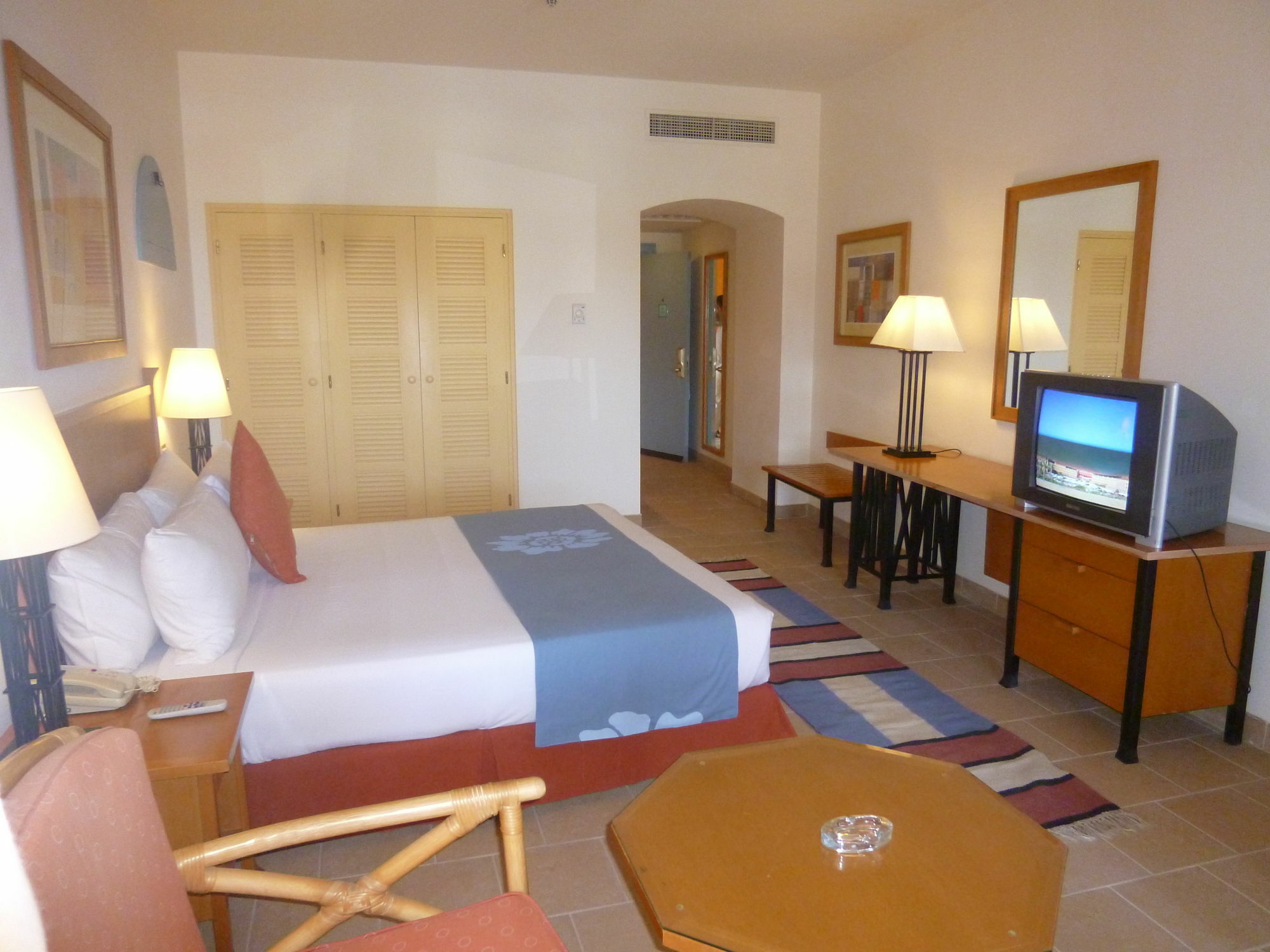Strand Beach Resort Taba Exterior foto A bedroom in a hotel